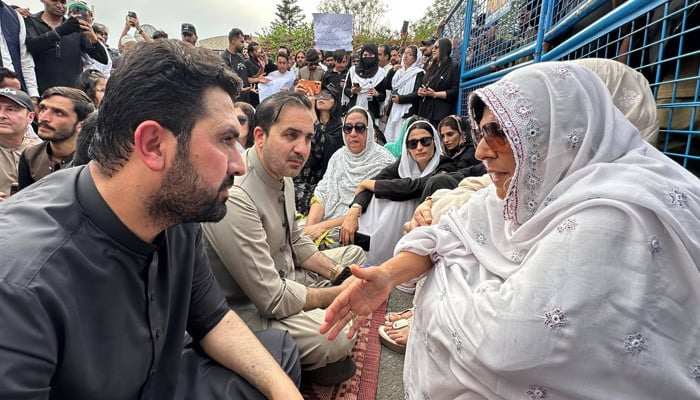 KP CM Afridi Joins Imran's Sisters in Sit-in Near Adiala Jail
