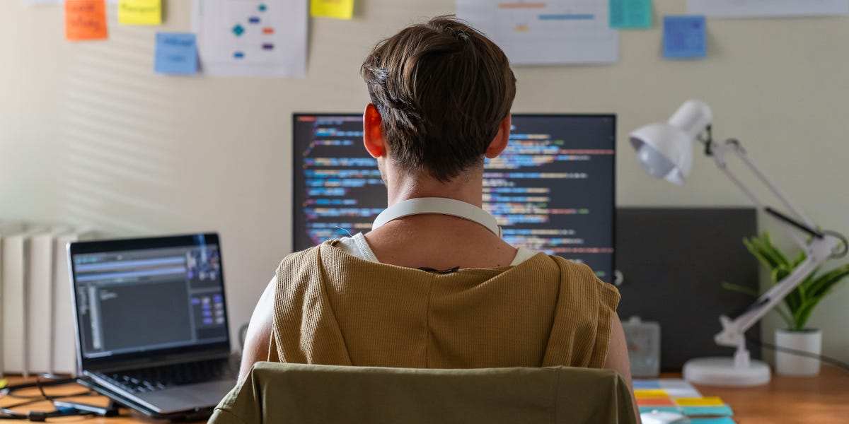 A millennial making $746,000 by working 5 remote jobs says tech layoffs have made him feel guilty about overemployment