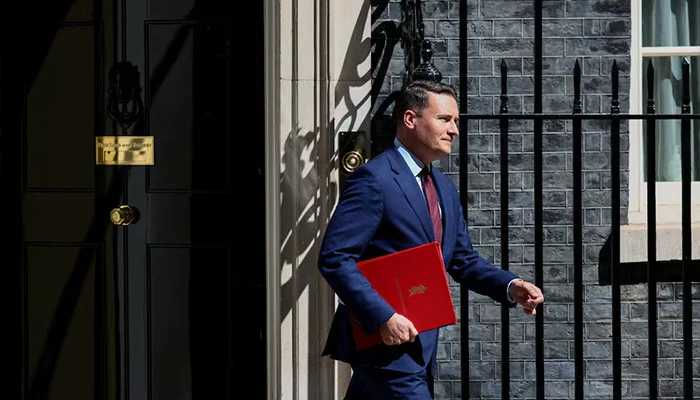 Senior UK Minister Resigns, Calls for Leadership Contest