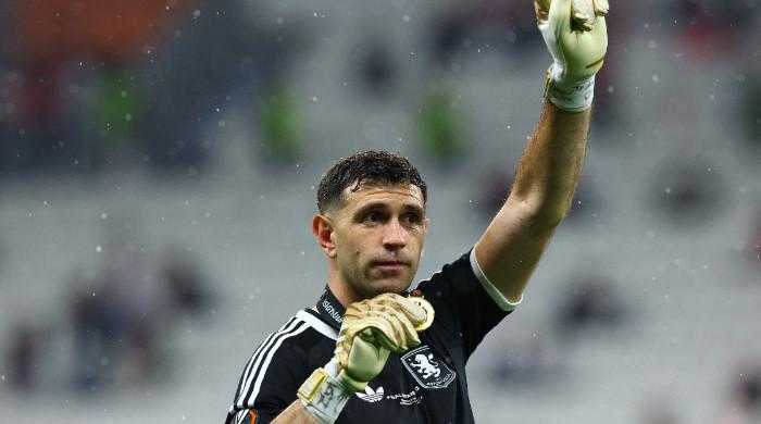 Aston Villa Heroic Emiliano Martínez Plays Through Broken Finger in Europa Win