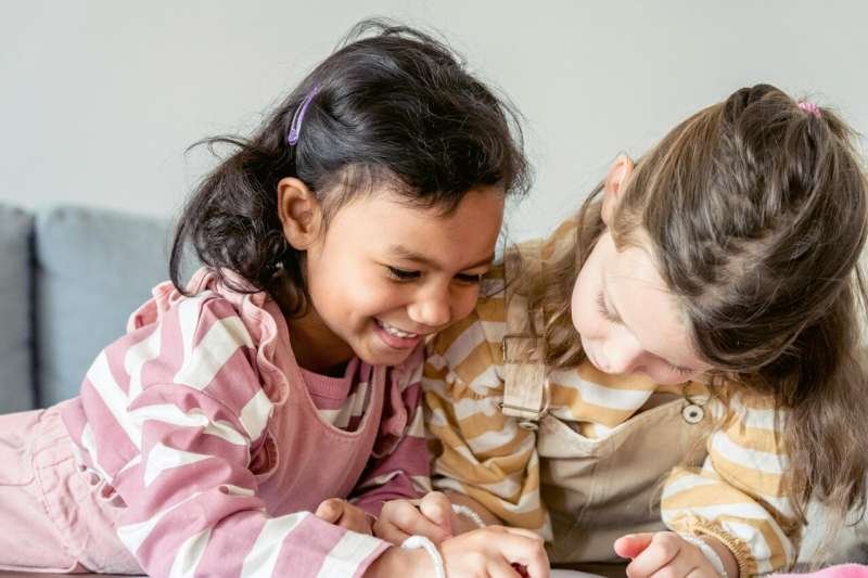 A well-liked best friend can reduce an isolated child's exclusion but not their withdrawal, study finds