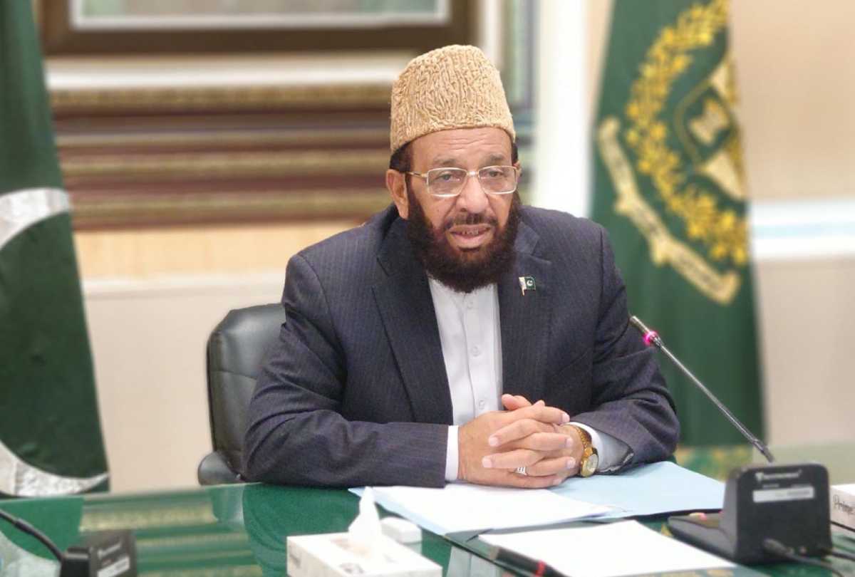 Religious Affairs Minister Surprises Pakistani Pilgrims During Hajj