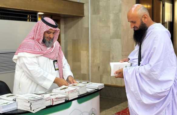 Saudi Ministry Distributes Over 194,000 Hajj Guidance Books at Taif Airport, Major Miqat Points