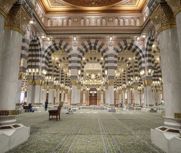 25,000 Prayer Rugs Readied for Crowds at Prophet's Mosque Ahead of Arafah and Eid