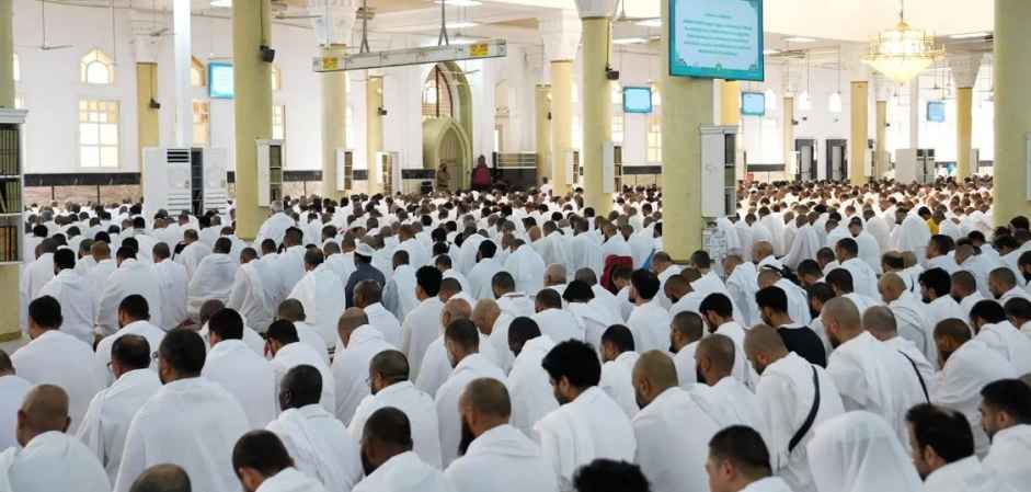 Thousands of Pilgrims Offer Dhuhr and Asr Prayers at Historic Al-Khayf Mosque in Mina During Hajj 1447 AH