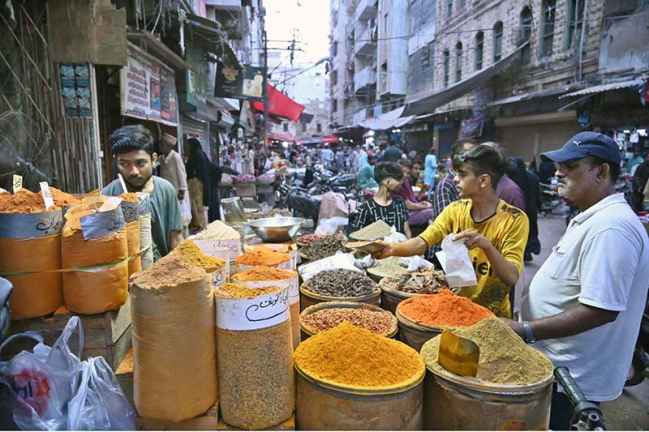 Karachi Residents Flock to Jodia Bazaar for Spices Ahead of Eidul Azha Celebrations
