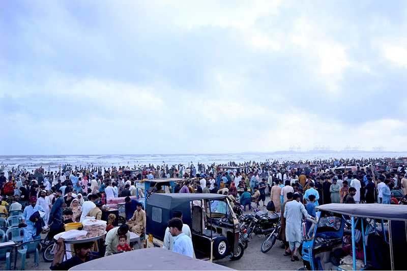 Karachi's Seaview Crowded as People Celebrate Second Day of Eidul Azha Festivities with Family and Friends
