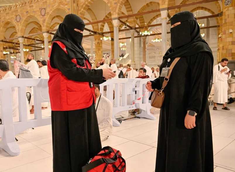 Saudi Women Take Frontline Role in Serving Pilgrims at Grand Mosque