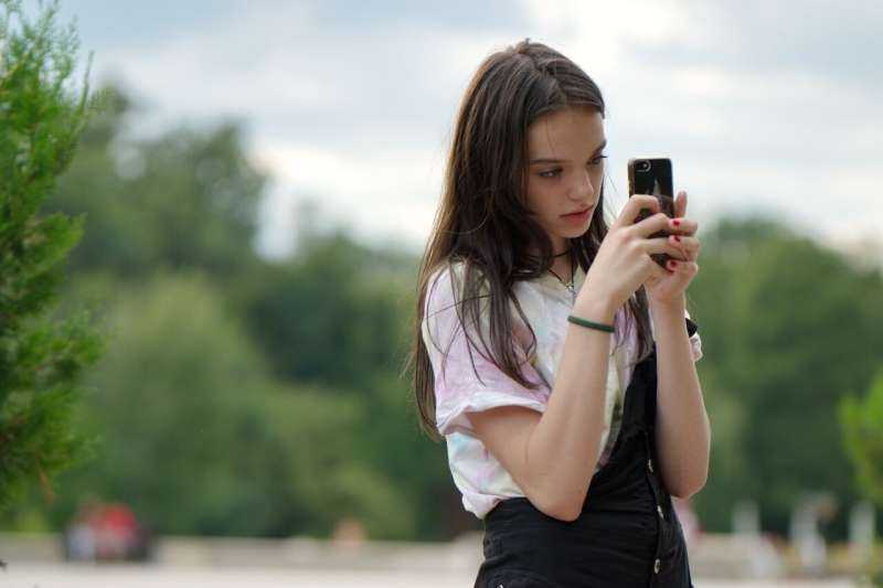 Social Media Bans for Teenagers Lack Evidence and Pose Risks, Scientists Say