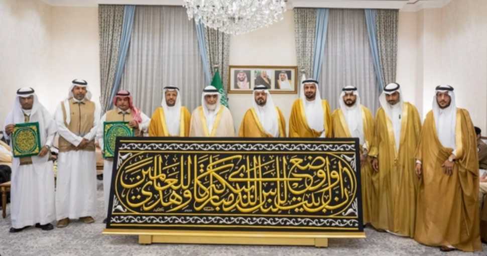 Deputy Governor of Makkah Hands Over New Kiswah on Behalf of King Salman; Kaaba Cloth to be Changed on 1st Muharram