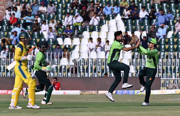 Pakistan Cricketers Cheer as Alex Carey Is Dismissed in First ODI Against Australia