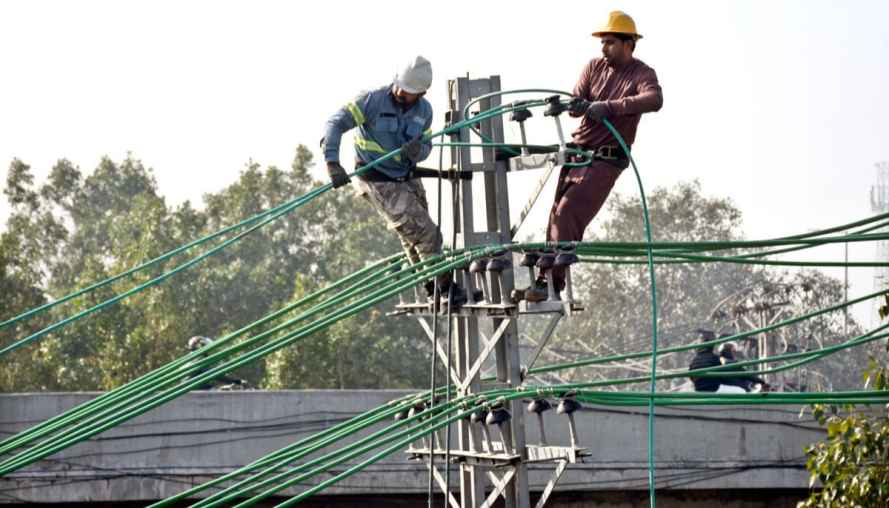 LESCO Suspends Officials Following Defence Minister's Bribery Complaint in Lahore