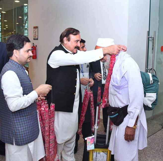 Dr. Tariq Fazal Chaudhry Welcomes Returning Hajj Pilgrims at Islamabad Airport from Saudi Arabia