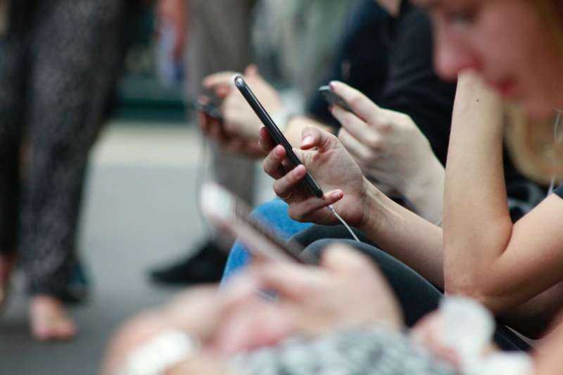 Sweden’s Public Health Agency Urges Parents to Disconnect During Family Time