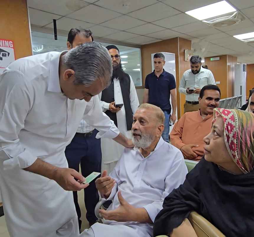 Interior Minister Mohsin Naqvi Inspects Karachi NADRA Center, Reviews Public Services