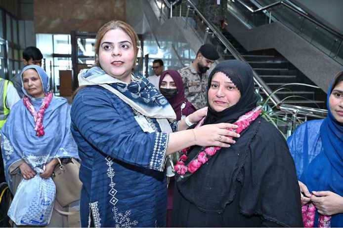 SIAL Staff Greet Female Hajj Pilgrims Returning from Saudi Arabia