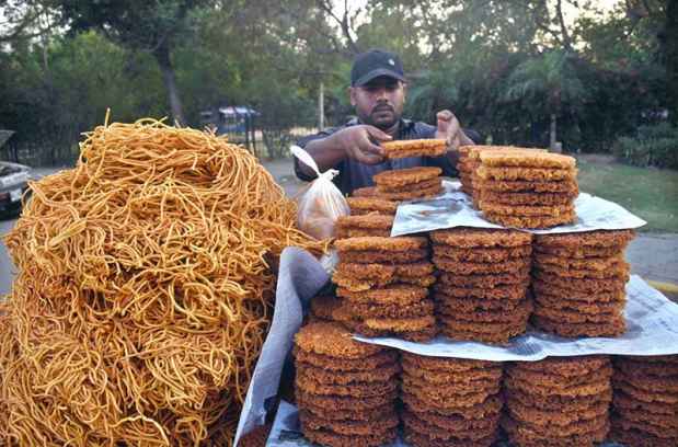 Traditional Dal Noodles and Pakoras Attract Customers at Roadside Stall in Provincial Capital