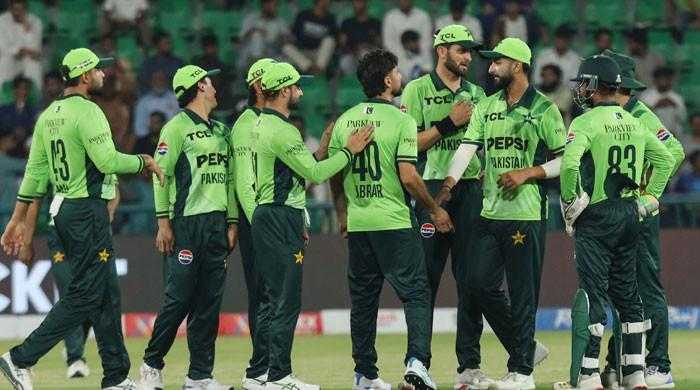Pakistan Restricts Australia to Modest Total in Second ODI
