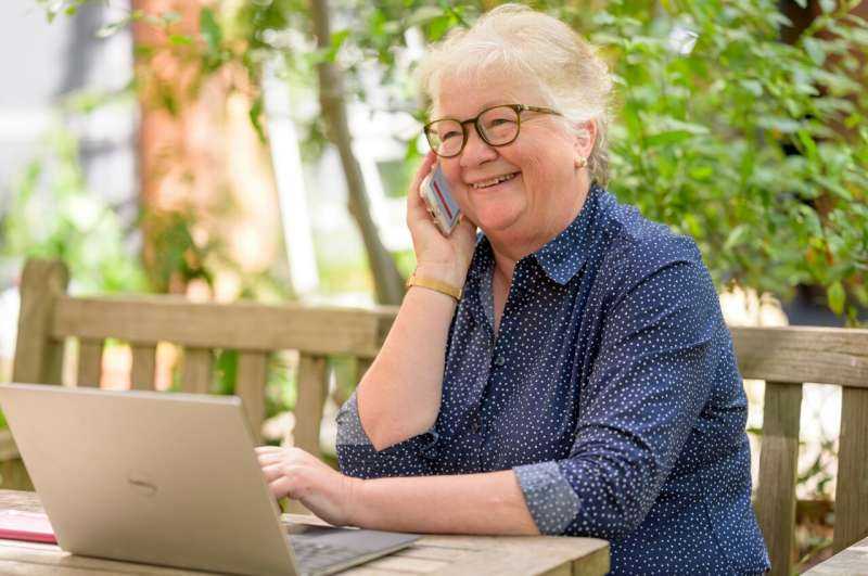 Phone calls from a pharmacist could help people achieve healthy cholesterol, say researchers
