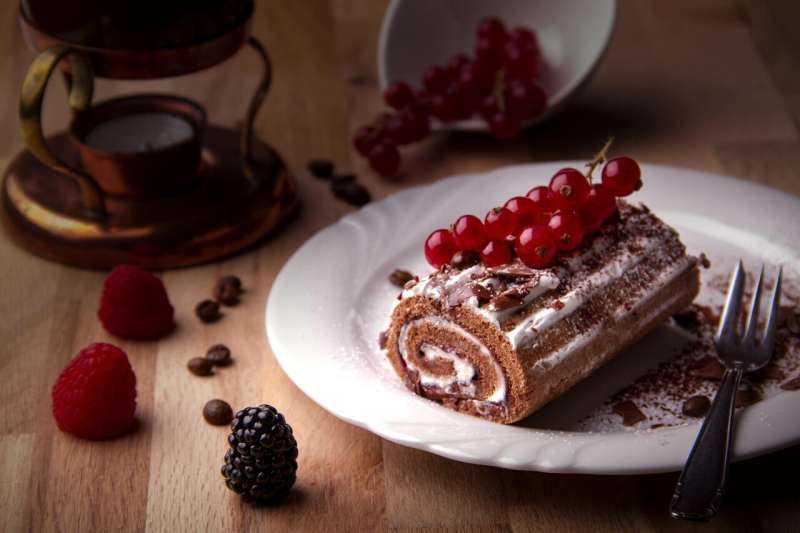 Empty Stomach, Vivid Cravings: Hunger Boosts Imagined Smell and Flavor of Food