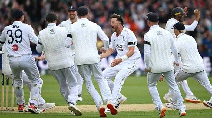 Robinson Rocks New Zealand as England Fight Back on 16-Wicket Opening Day