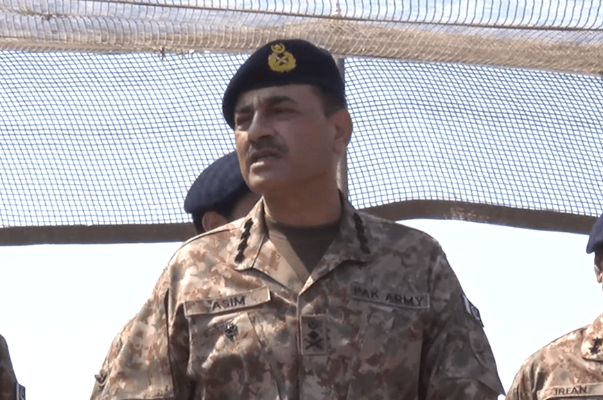 Army chief visits Bannu Cantt, iterates anti-terror resolve