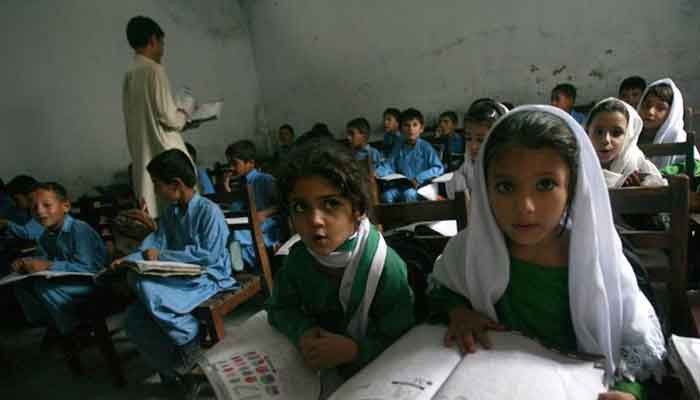 Sindh Government Grants 2,700+ Scholarships to University Students