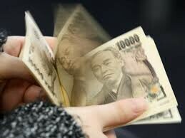Yen Slumps as BOJ Stays Put; Dollar Gains