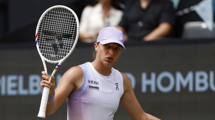 Iga Swiatek dominates Jasmine Paolini, secures first grass final