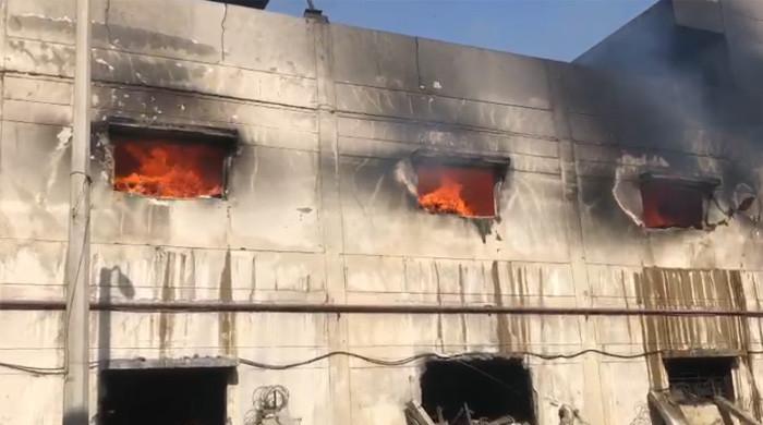 Karachi factory fire injures five firefighters amid ongoing efforts to extinguish blaze