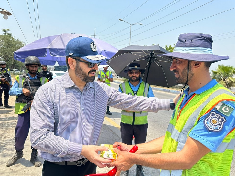 Islamabad Police Officers Recognized as Heroes Amid Scorching Heat, Senior Officials Distribute Cold Drinks at Checkpoints