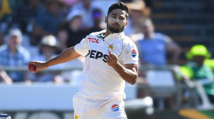 Who assisted Khurram Shahzad in securing Worcestershire contract?