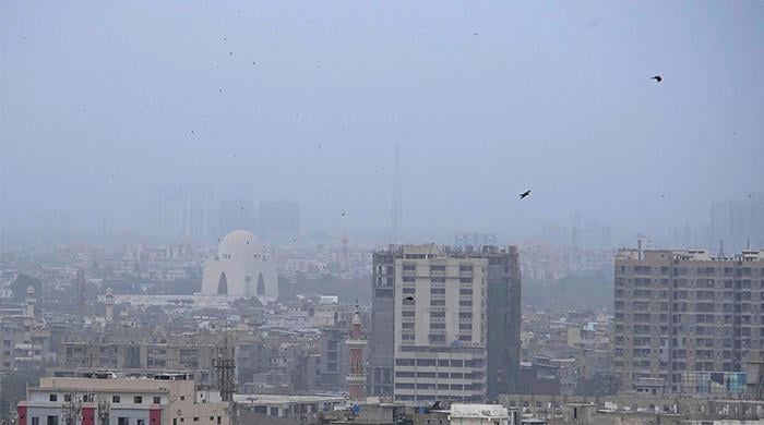 Karachi skies stay cloudy; light rainfall expected soon
