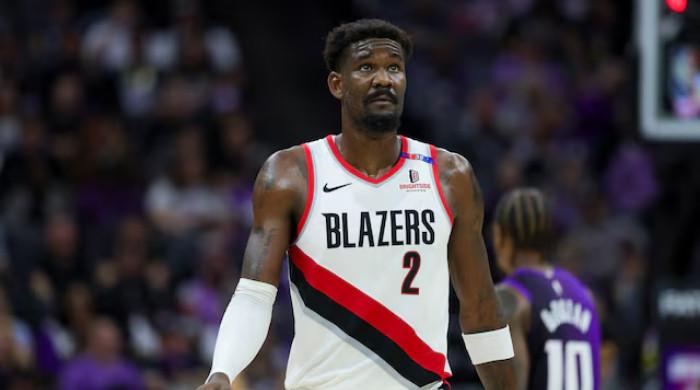 Los Angeles Lakers land Deandre Ayton with signed agreement
