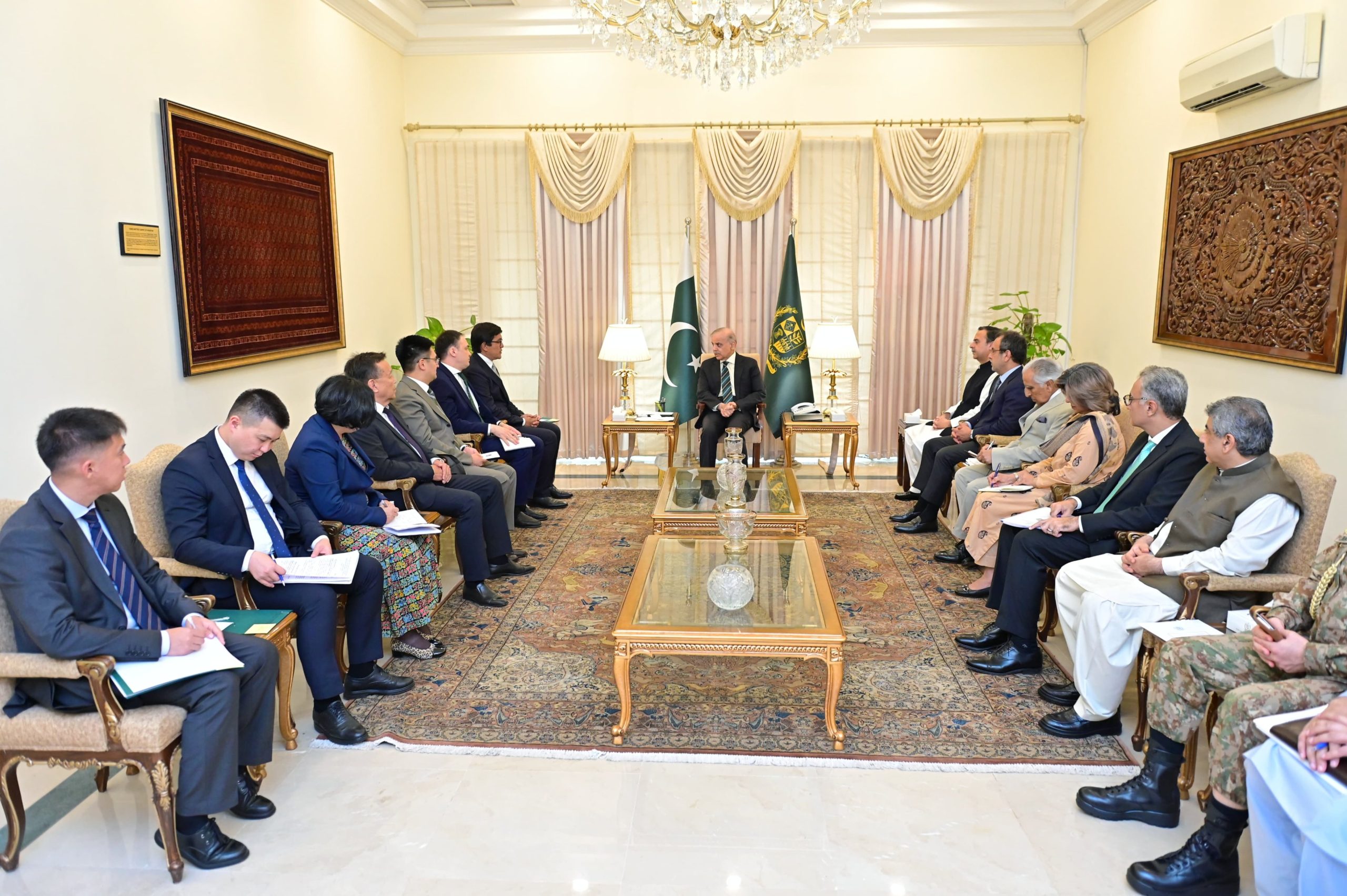 Kyrgyz Republic’s Deputy Cabinet Chairman Meets PM Shehbaz Sharif about $100 Million Trade Goal