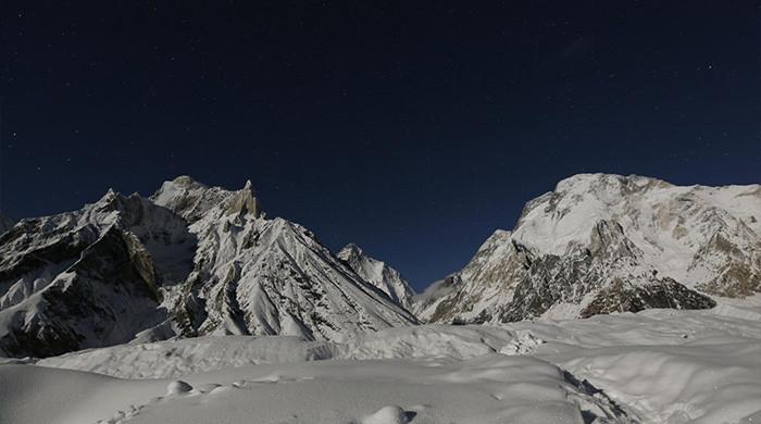 K2 Descent Claims Life of Chinese Mountaineer