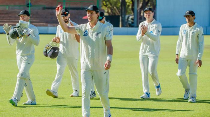 New Zealand thumps Zimbabwe in first Test, aided by Matt Henry