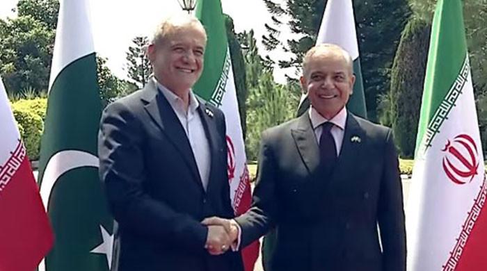 PM House welcomes Iranian President with guard of honor before key discussions