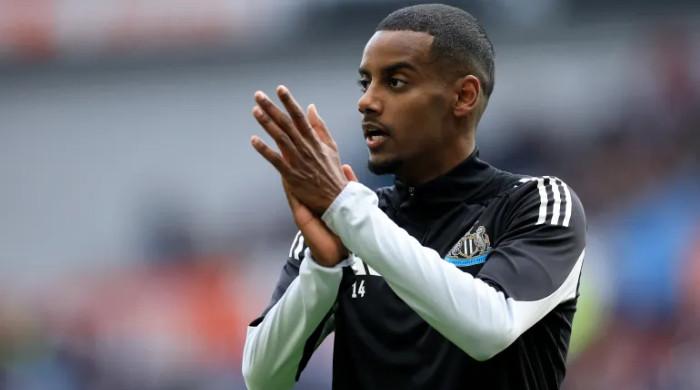 Report: Alexander Isak of Newcastle directed to solo training amid future doubts