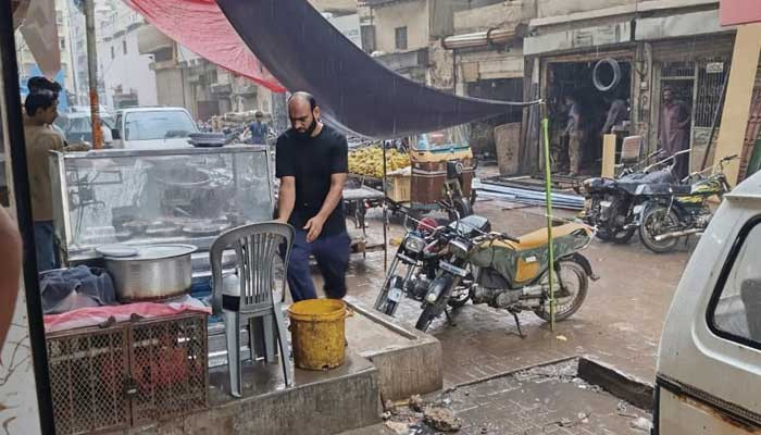 Light showers occur in Karachi as cyclone possibly forms in North Arabian Sea