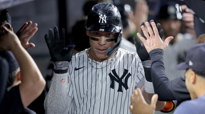 Yankees' Rally Defeats Blue Jays, Maintaining Playoff Hopes