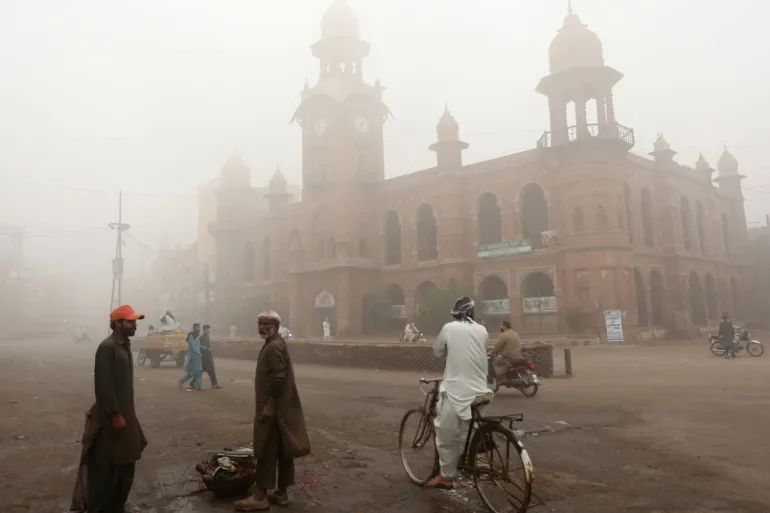 Pakistan’s Air Quality Crisis: Hazardous Smog Engulfs Major Cities