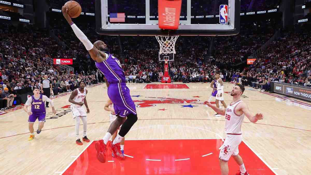 LeBron James Dunks Lead Lakers to Seventh Straight Win