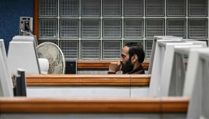 PSX falls as oil surge, bond yields rattle investors