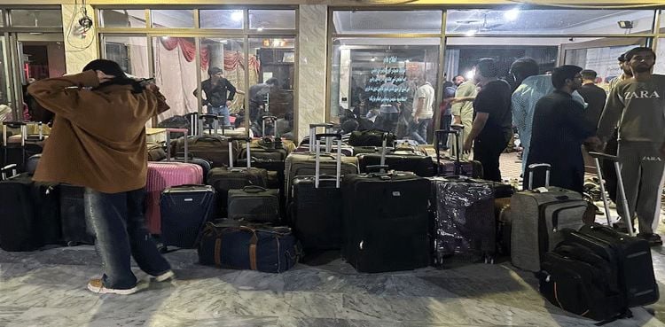 Stranded Pakistanis Depart Iran for Home