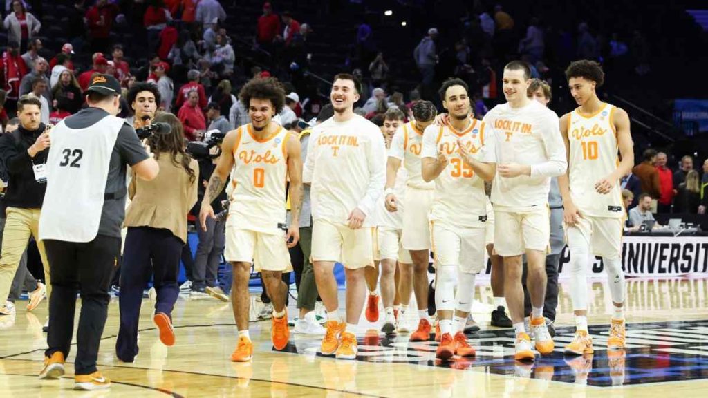 Ja'Kobi Gillespie scores for Tennessee during their March Madness game against Miami (Ohio).